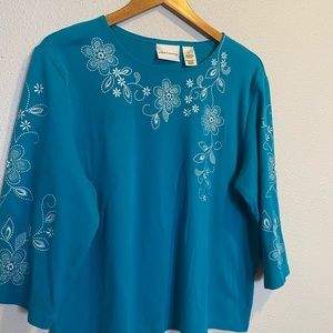 Blusa para dama color azul con flores blancas